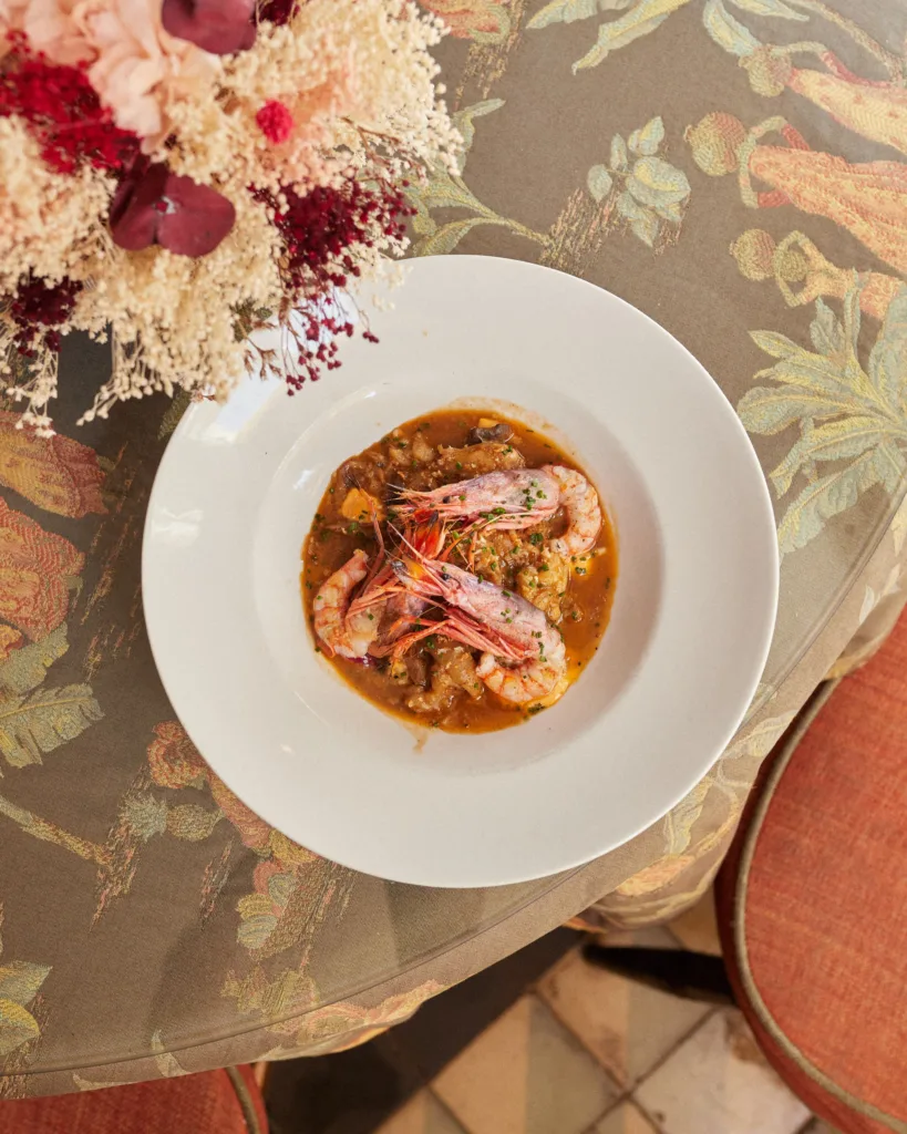 Plat amb arròs i gambes al Restaurant Casa Oms