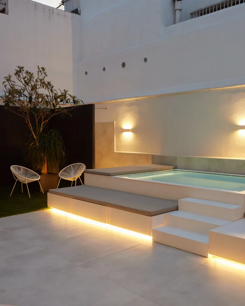 Pati amb piscina moderna de color blanc - Disseny per Esther Sànchez i Sànchez