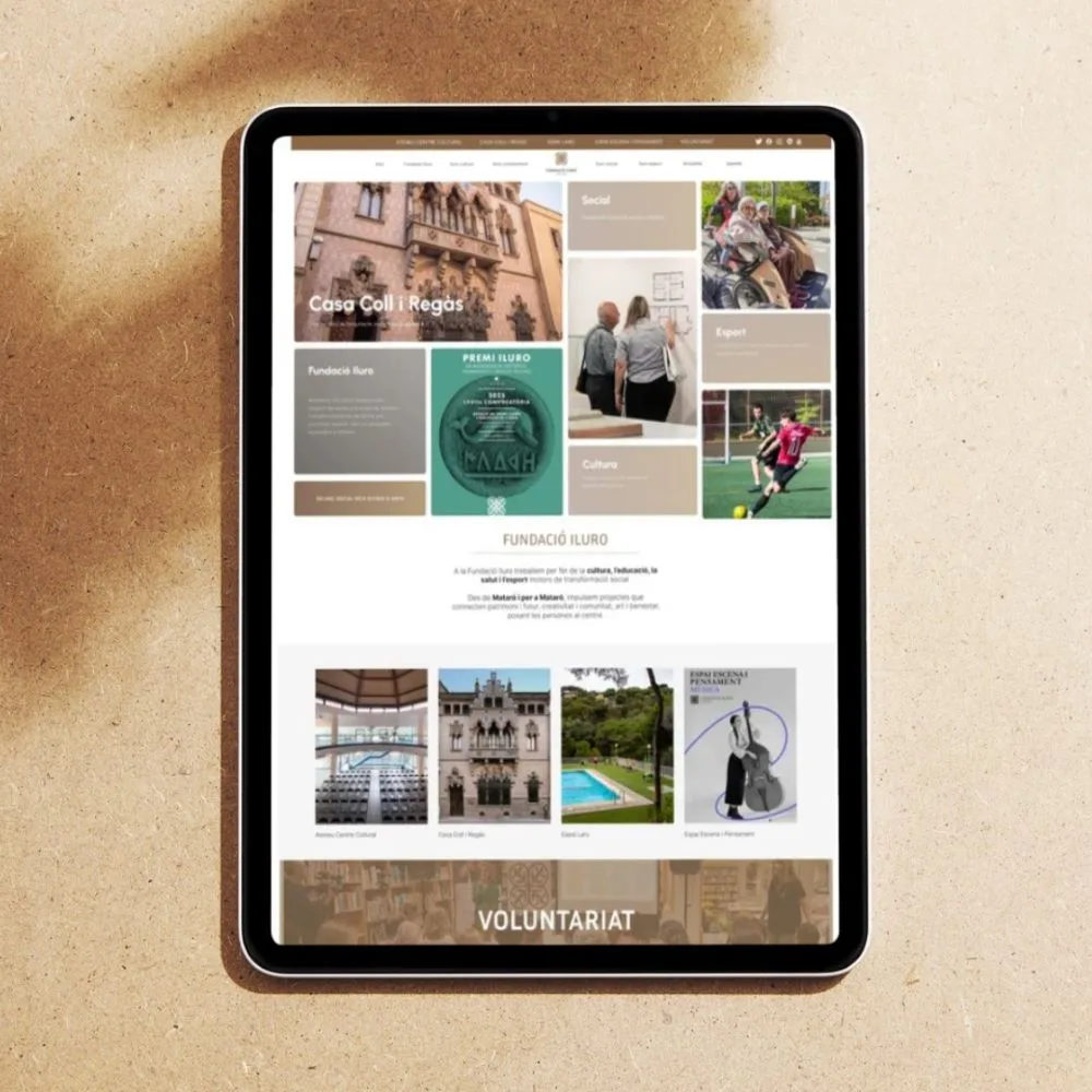 Disseny web de la Casa Coll i Regàs vist en un iPad negre