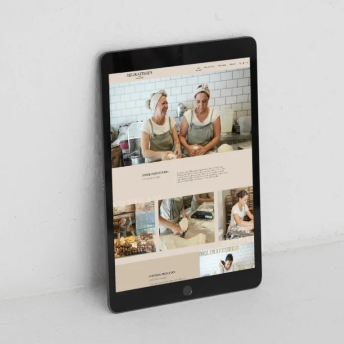 Disseny web del forn pastisseria Delikatessen 1999 vist en un iPad negre