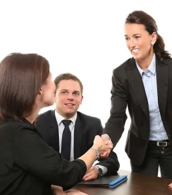 Encaixada de mans entre empresaris