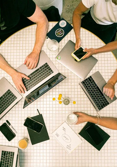 Equip planejant l'estratègia digital d'una empresa