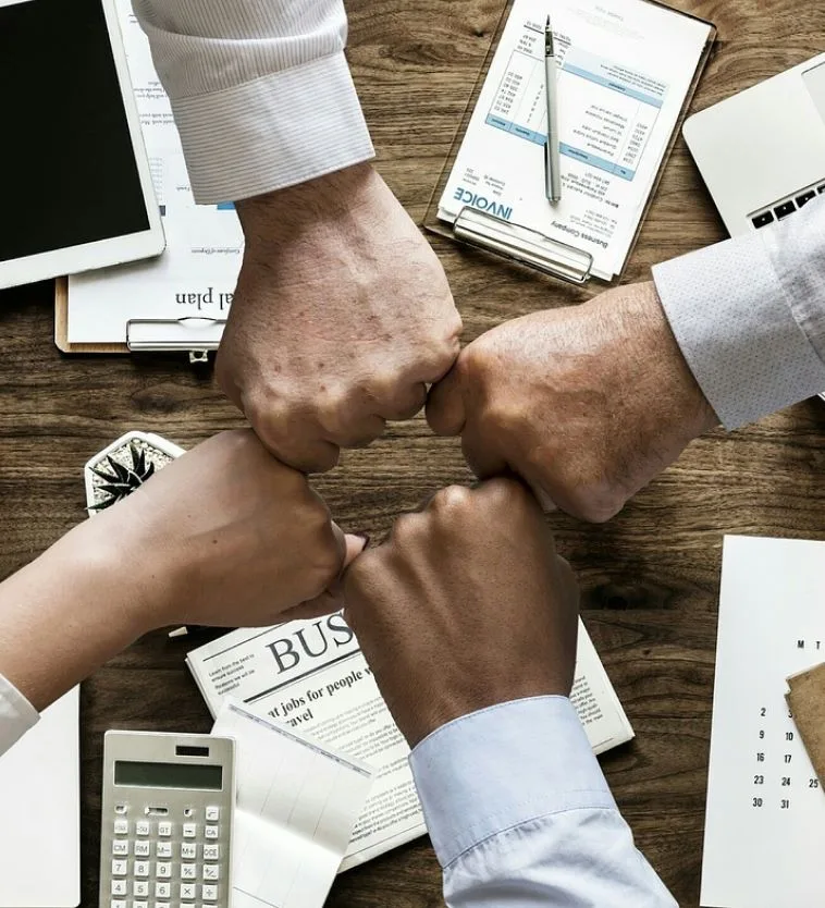 Equipo chocando los puños