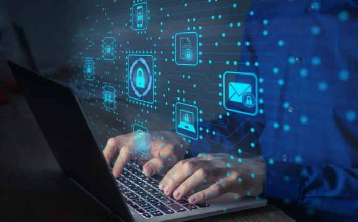 Imatge futurista de color blau amb unes mans programant