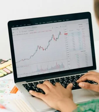 Métricas de Instagram subiendo en ordenador portátil