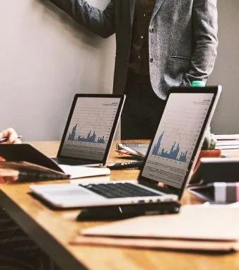 Ordinadors portàtils amb gràfics oberts sobre una taula