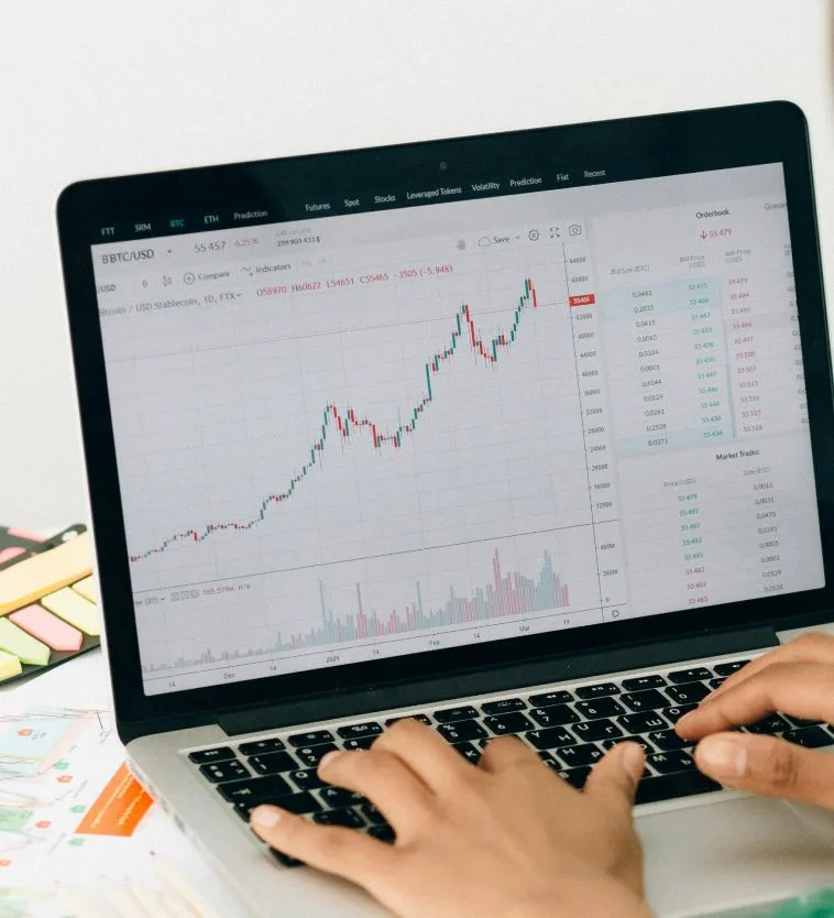 Portàtil amb gràfiques de gestió de processos